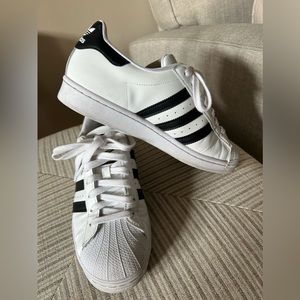 Men’s adidas size 7.5 / I wear a 9.5 in women’s and these were perfect